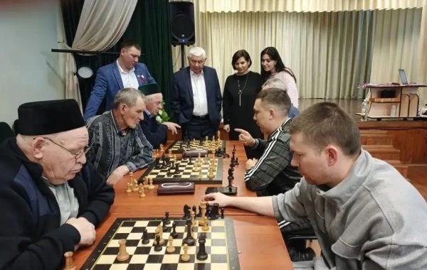 Шахматный турнир в Таканыше собрал юных и опытных игроков
