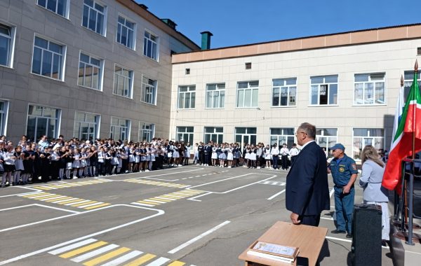 В школе №1 Мамадыша прошла торжественная линейка, посвящённая окончанию учебного года
