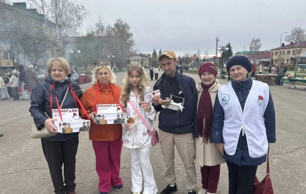 Акция «Красная гвоздика» объединила жителей на центральной площади