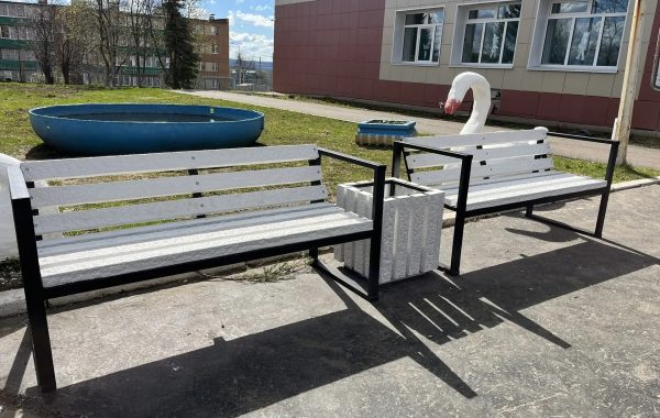 Лицей № 2 Мамадыша получил экологичный подарок: на территории установлены скамейка и урна из переработанного пластика