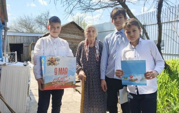 Учащиеся Лицея №2 поздравили ветеранов с наступающим Днём Победы