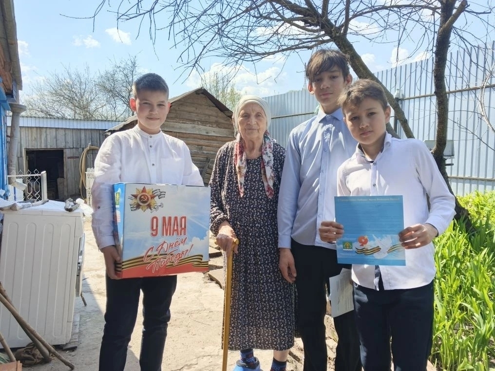 Учащиеся Лицея №2 поздравили ветеранов с наступающим Днём Победы