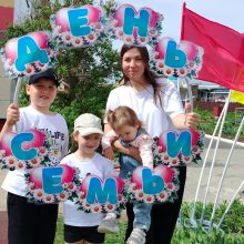 ‍‍‍ «Папа, мама, я — спортивная семья»: в детском саду №12 «Лейсен» прошёл семейный праздник