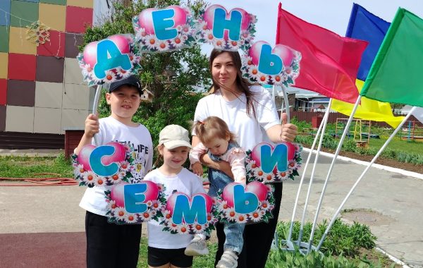 ‍‍‍ «Папа, мама, я — спортивная семья»: в детском саду №12 «Лейсен» прошёл семейный праздник