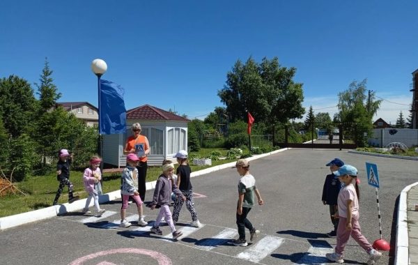В лето без опасностей: в детском саду «Бэлэкэч» прошёл день по ПДД