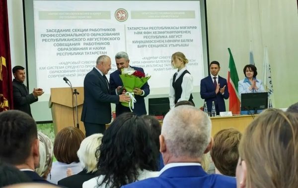 Ильсур Хадиуллин поблагодарил Николая Егорова за вклад в развитие профобразования Татарстана