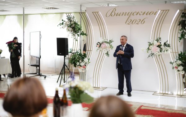 Анатолий Иванов поздравил выпускников лицея в Мамадыше и отметил работу педагогов