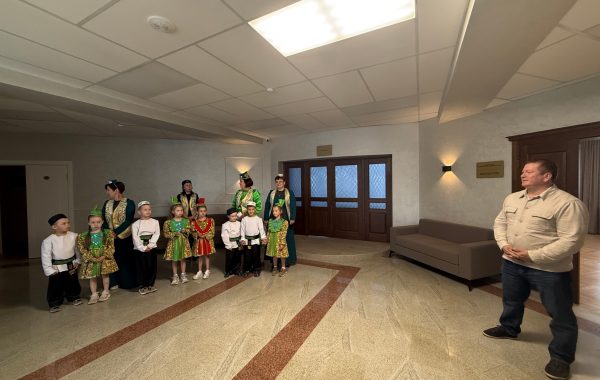 Юные воспитанники детского сада «Лейсен» посетили муниципалитет Мамадышского района с доброй миссией