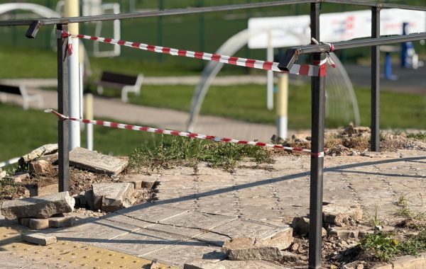 В сквере «Яшьлек» обновляют элементы инфраструктуры