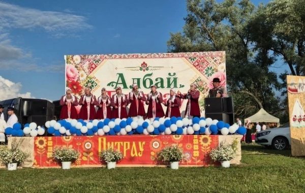 Ансамбль «Җингәчәйләр» из Дюсьметьево выступил на празднике Питрау в селе Албай