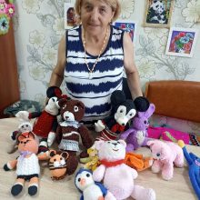 Волшебство крючка и ниток: в «Заботе» научились создавать игрушки своими руками