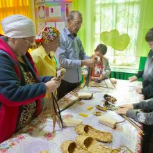 В Малокирменском СДК провели мастер-класс по плетению лаптей