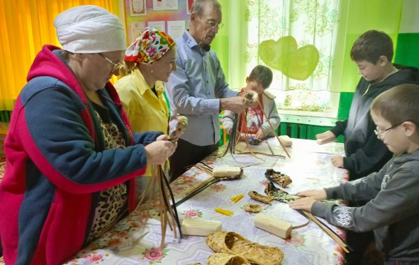 В Малокирменском СДК провели мастер-класс по плетению лаптей