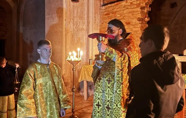 Ночная литургия прошла в восстанавливаемом храме Вознесения Господня в Максимовом Починке