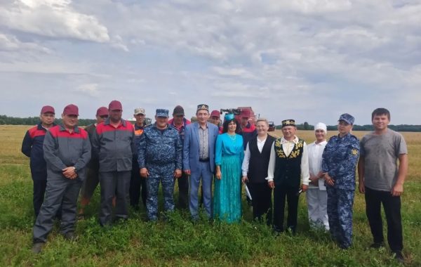 Музыка в поле: агитбригада «Кайтаваз» поддержала тружеников села Дигитли
