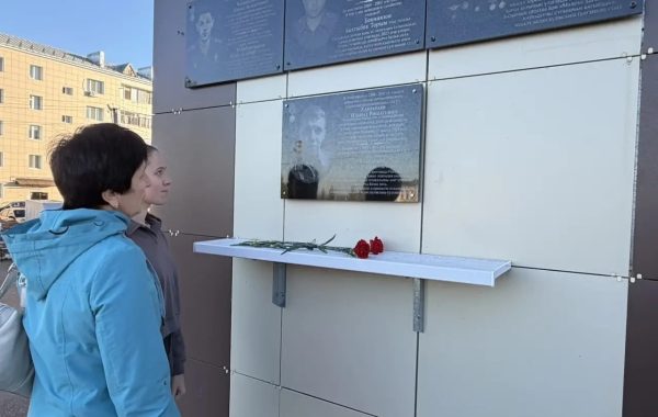 Семья Хангараевых почтила память сына у памятной доски в школе №4 Мамадыша
