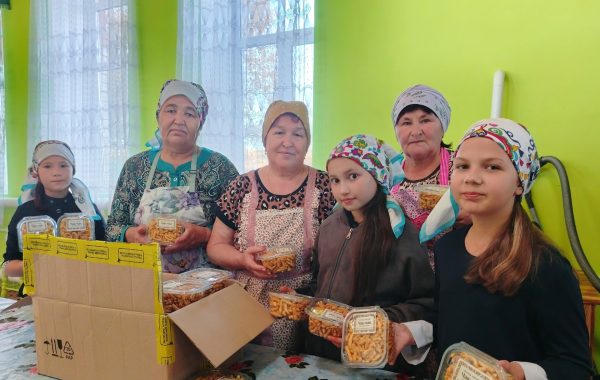 В Нижнем Таканыше прошли мастер-классы по приготовлению чак-чака и вязанию носков для бойцов