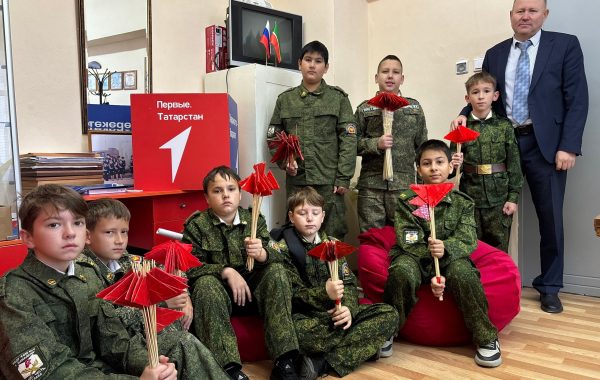 Кадеты школы № 4 в Мамадыше изготовили сапёрные флажки для волонтёров