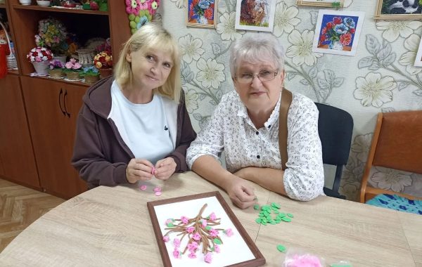 В Мамадыше участники отделения «Забота» создали цветочное панно из пластилина