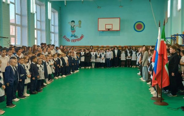 День учителя в школе №1 Мамадыша отметили праздничной линейкой и Днём самоуправления