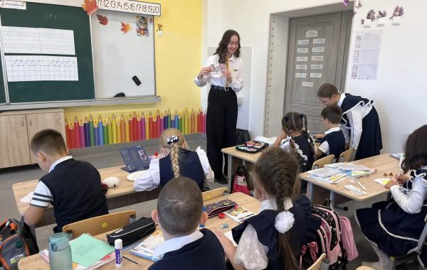 Песни, танцы и открытки: как в Лицее №2 Мамадыша поздравляли учителей