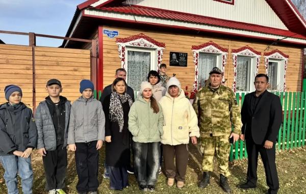 В селе Кляуш открыли мемориальную доску в память о Дмитрии Мельникове